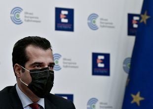 Πλεύρης: «Προ των πυλών οι επιτάξεις ιατρών»
