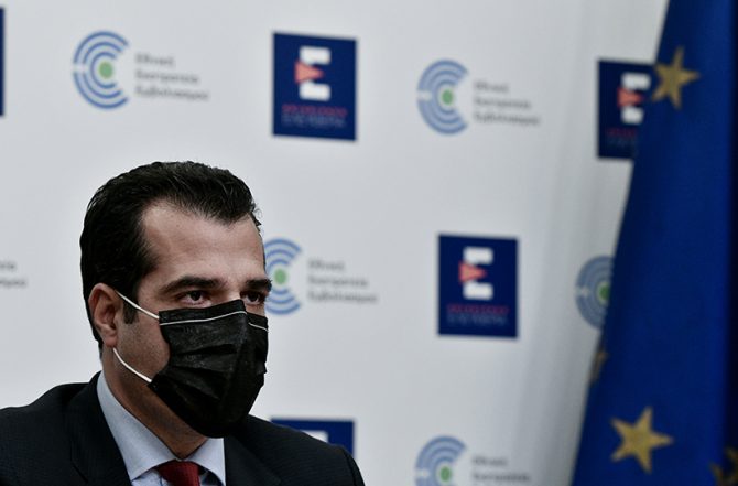 Πλεύρης: «Προ των πυλών οι επιτάξεις ιατρών»