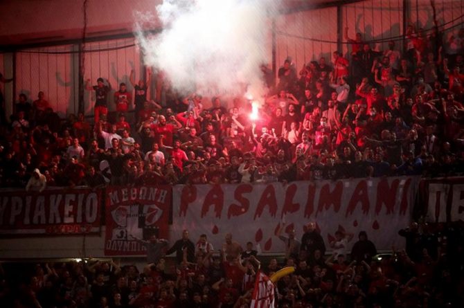 Ολυμπιακός-Παναθηναϊκός: Επίθεση με μαχαίρια στην φυσούνα του ΣΕΦ καταγγέλλει η Αστυνομία