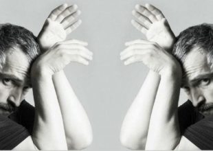 Συνεχίζεται η θεατρική παράσταση «Ρινόκερος» μετά την αποχώρηση του Άρη Σερβετάλη