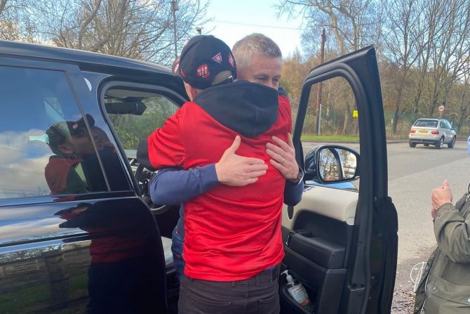 Μάντσεστερ Γιουνάιτεντ: Η συγκινητική αγκαλιά του Σόλσκιερ με οπαδό κατά την αποχώρησή του