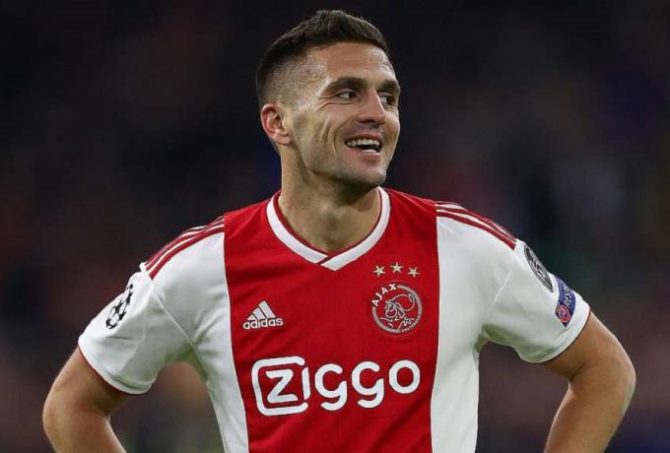 Ο Τάντιτς με γύψο σε σχήμα γεννητικού οργάνου