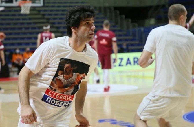 Η Εθνική Σερβίας με μπλουζάκια για τον Γέλοβατς (pics)