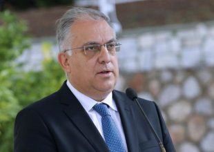 Θεοδωρικάκος: «Επανεξέταση απαγόρευσης αν συνεχίσει ο κόσμος να μη φοράει μάσκα στο γήπεδο»!