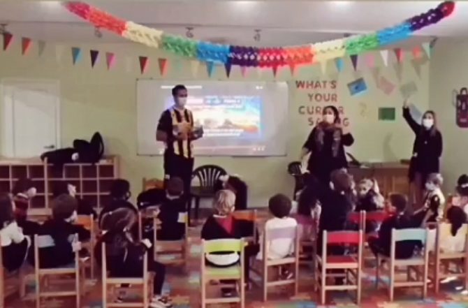 Ουγάλδε: Πήγε με φανέλα της ΑΕΚ σε νηπιαγωγείο (ΦΩΤΟ)