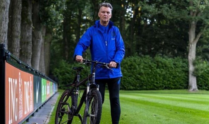 Φαν Χάαλ: Με καροτσάκι στο Ολλανδία-Νορβηγία λόγω τραυματισμού