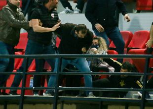 Βόλος – Άρης: Διακοπή λόγω επεισοδίων στις κερκίδες – Ξύλο και μεταξύ παικτών