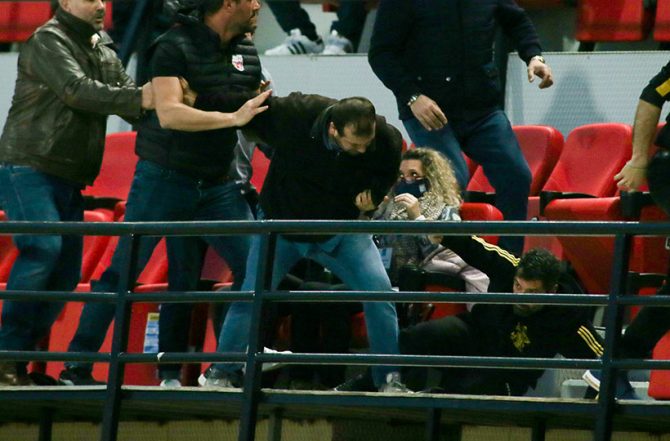 Βόλος – Άρης: Διακοπή λόγω επεισοδίων στις κερκίδες – Ξύλο και μεταξύ παικτών