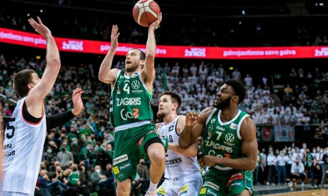 Ήττα στο ντέρμπι για τη Ζαλγκίρις και… επίσκεψη από τους οπαδούς στα αποδυτήρια!