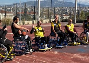 Η ομάδα μπάσκετ με αμαξίδιο της ΑΕΚ επισκέφθηκε το 5ο ΓΕΛ Αχαρνών (vid)