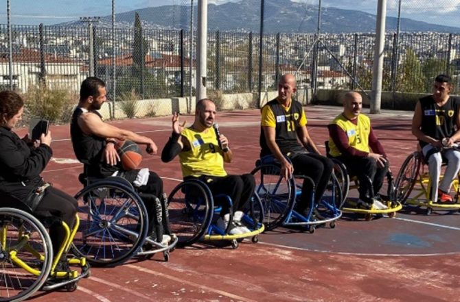 Η ομάδα μπάσκετ με αμαξίδιο της ΑΕΚ επισκέφθηκε το 5ο ΓΕΛ Αχαρνών (vid)