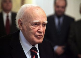 Απεβίωσε ο Κάρολος Παπούλιας