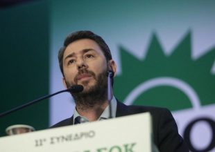 Οριστικό: Μεγάλη νίκη Νίκου Ανδρουλάκη, 68,42% έναντι 31,58% του Γιώργου Παπανδρέου