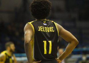 Αποχώρησε για τα αποδυτήρια ο Ανγκόλα μετά από χτύπημα στο πρόσωπο