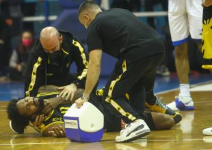 Με ασθενοφόρο στο νοσοκομείο ο Ανγκόλα