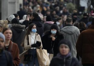 Μετάλλαξη Ομικρον: Οσα γνωρίζουμε για τη νέα πιο μεταδοτική υποπαραλλαγή