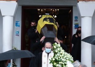 Σύσσωμη η ΑΕΚ αποχαιρέτησε τον Γενεράκη (pics)