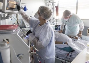 Κορωνοϊός: 7.009 νέα κρούσματα σήμερα στην Ελλάδα – 99 νεκροί και 697 διασωληνωμένοι
