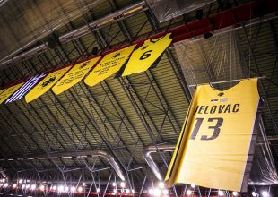 ΟΛΟΙ Λιόσια για την Βασίλισσα και τον Στέβαν