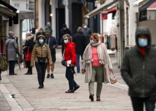 Μετάλλαξη Όμικρον: Γιατί είναι πιο μεταδοτική και ποιος ο ρόλος του κοινού κρυολογήματος