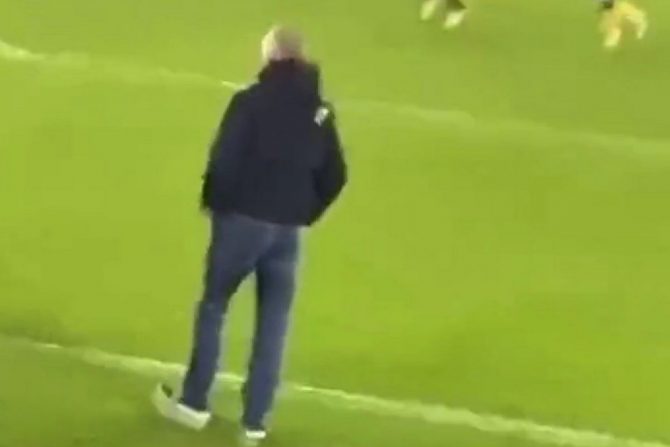 Οπαδός της Γουέστ Χαμ έφτασε μέχρι τη γραμμή του άουτ για να παρακολουθήσει το ματς