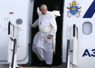 Πάπας Φραγκίσκος: Έφτασε στην Ελλάδα ο Ποντίφικας – Τον υποδέχτηκε ο Δένδιας