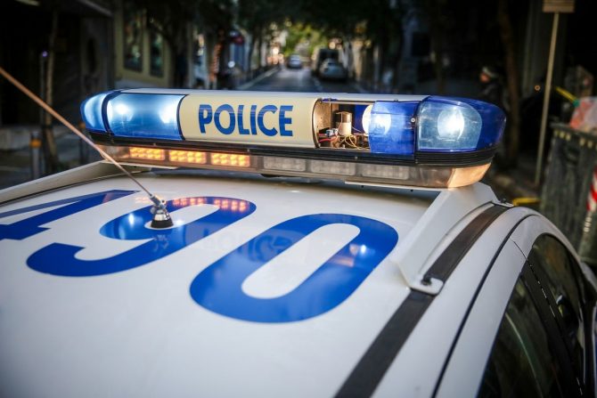 Συνελήφθη γνωστός καλλιτέχνης για παραβίαση των μέτρων κατά του κορωνοϊού