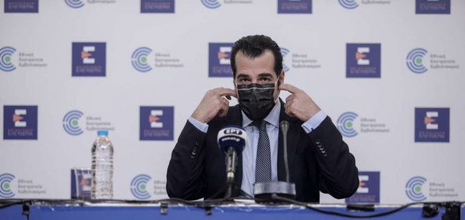 Θάνος Πλεύρης: Πάνω από 15.000 κρούσματα την Τρίτη