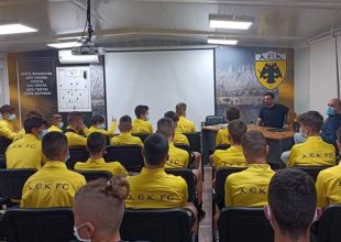 Ο Τσιντώτας έδωσε από ένα ζευγάρι γάντια στους τερματοφύλακες της ΑΕΚ Κ-15