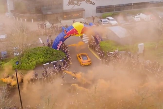 Φερστάπεν: Η πανηγυρική υποδοχή στην έδρα της Red Bull με καπνογόνα Φερστάπεν: Η πανηγυρική υποδοχή στην έδρα της Red Bull με καπνογόνα