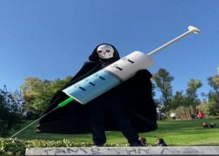 Με μασκότ τον… χάρο η συγκέντρωση αντιεμβολιαστών στο Πάρκο Ελευθερίας