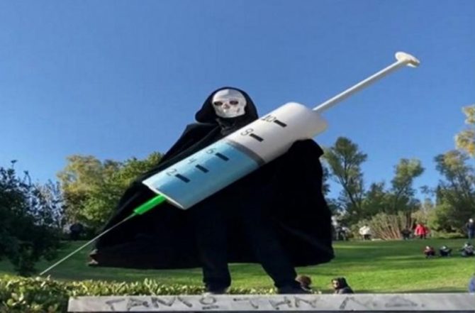 Με μασκότ τον… χάρο η συγκέντρωση αντιεμβολιαστών στο Πάρκο Ελευθερίας Με μασκότ τον… χάρο η συγκέντρωση αντιεμβολιαστών στο Πάρκο Ελευθερίας