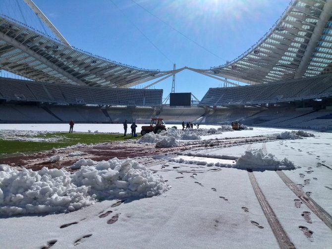 Μεγάλη προσπάθεια εκχιονισμού στο ΟΑΚΑ (PICS)