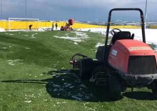 Μάχη για να απομακρύνουν τα χιόνια από τα Σπάτα