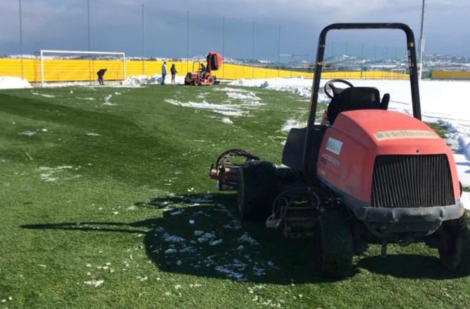 Μάχη για να απομακρύνουν τα χιόνια από τα Σπάτα Μάχη για να απομακρύνουν τα χιόνια από τα Σπάτα