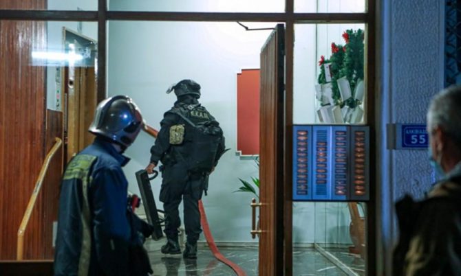 Τέλος στο θρίλερ της ομηρίας στον Άγιο Παντελεήμονα: Συνελήφθη ο 34χρονος Τέλος στο θρίλερ της ομηρίας στον Άγιο Παντελεήμονα: Συνελήφθη ο 34χρονος
