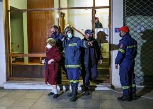 Εκκενώθηκε η πολυκατοικία στον Άγιο Παντελεήμονα: Με τις πιτζάμες έβγαινε ο κόσμος