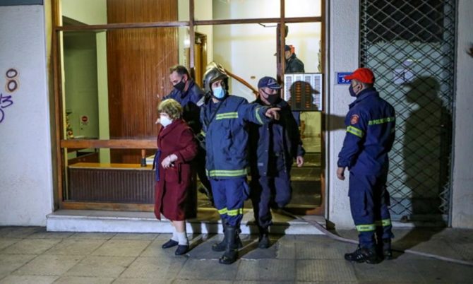 Εκκενώθηκε η πολυκατοικία στον Άγιο Παντελεήμονα: Με τις πιτζάμες έβγαινε ο κόσμος Εκκενώθηκε η πολυκατοικία στον Άγιο Παντελεήμονα: Με τις πιτζάμες έβγαινε ο κόσμος