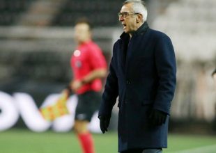Νιόπλιας: «Άλλαξαν οι κανονισμοί χθες; Και αφού είναι πέναλτι, γιατί δεν του βγάζει κίτρινη;»!