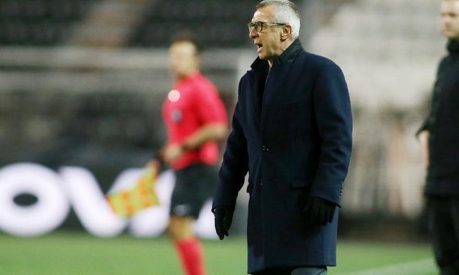 Νιόπλιας: «Άλλαξαν οι κανονισμοί χθες; Και αφού είναι πέναλτι, γιατί δεν του βγάζει κίτρινη;»!
