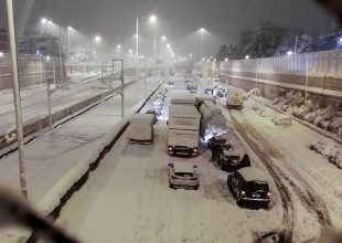 Τεράστιο φιάσκο στην Αττική Οδό: 1.200 οχήματα εγκλωβισμένα 22 ώρες μετά!