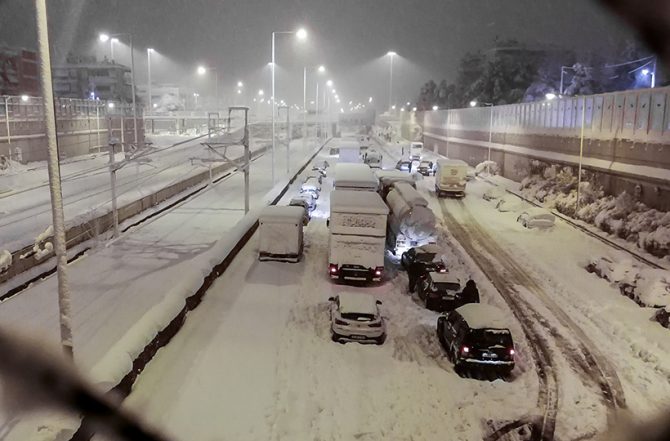 Τεράστιο φιάσκο στην Αττική Οδό: 1.200 οχήματα εγκλωβισμένα 22 ώρες μετά!