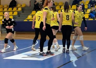 Νίκες για της ακαδημίες βόλεϊ κοριτσιών