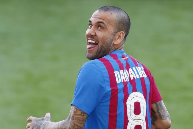 Άλβες: “Η Μπαρτσελόνα πρέπει να υπερασπιστεί τον Ντεμπελέ”