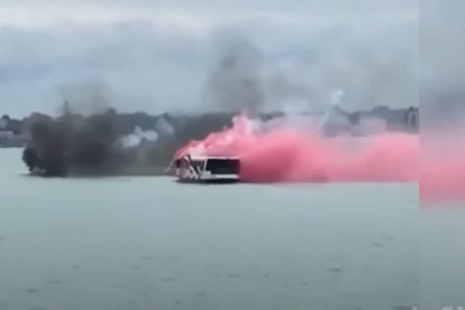Ασύλληπτος πόλεμος με φωτοβολίδες εν πλω, μεταξύ οπαδών της Μίλαν και της Βενέτσια