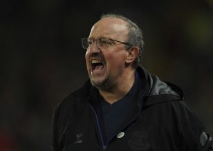 Οπαδός της Έβερτον εισέβαλε στον αγωνιστικό χώρο με άγριες διαθέσεις κατά του Μπενίτεθ