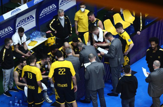 Δέχθηκαν φραστική επίθεση οι άνθρωποι της ΑΕΚ στο Περιστέρι – Έπεσαν μολότοφ έξω από το γήπεδο