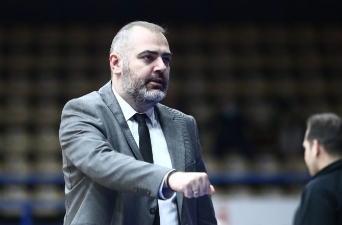 Δικαιώθηκε ο Δέδας – Κανονικά κόντρα στον Ολυμπιακό ο τεχνικός της ΑΕΚ
