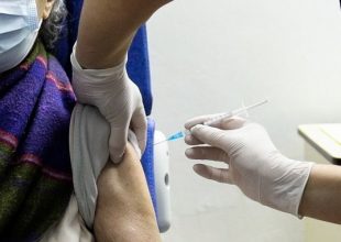 Ηλίας Μόσιαλος: Από Οκτώβριο τα νέα εμβόλια για τις μεταλλάξεις Όμικρον 4/5