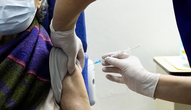 Ηλίας Μόσιαλος: Από Οκτώβριο τα νέα εμβόλια για τις μεταλλάξεις Όμικρον 4/5
